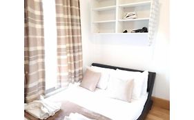 F204-Compact 2Nd Flr Studio Fits 2-Near Hyde Park